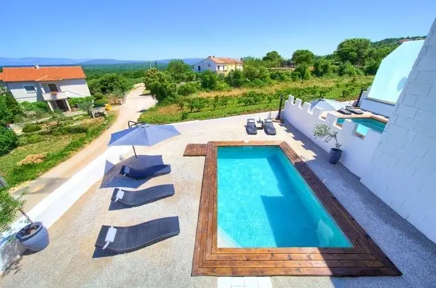 Luxury Villa, Üzüm Asması Manzaralı, Havuz Kenarı (2)