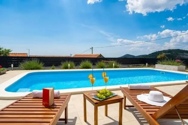 Ev (Pax - with pool - H(4+2))