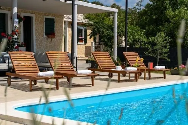 Ev (Pax - with pool - H(4+2))