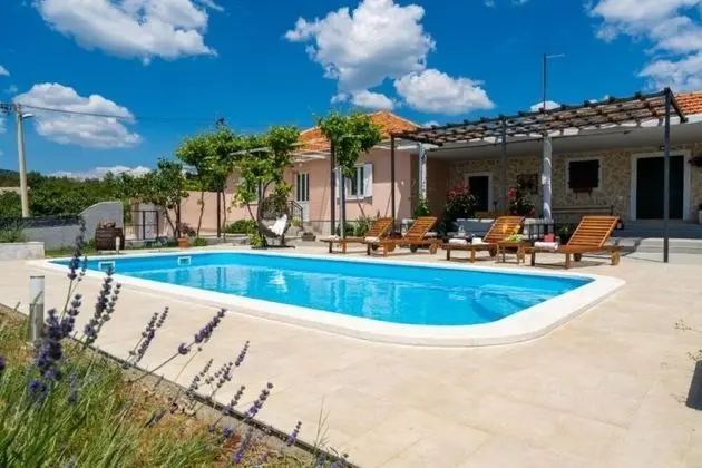 Ev (Pax - with pool - H(4+2))