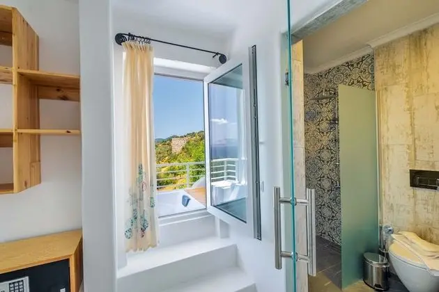 Corner Premium Room with Sea View & Jacuzzi