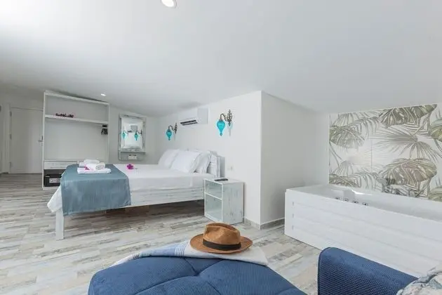 Honeymoon Room with Sea View & Jacuzzi 2