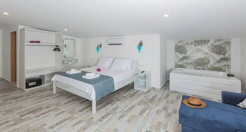 Honeymoon Room with Sea View & Jacuzzi 2