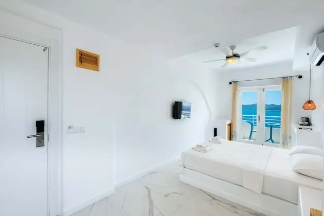 Corner Premium Room with Sea View & Jacuzzi