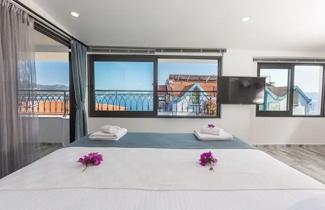 Honeymoon Room with Sea View & Jacuzzi 1