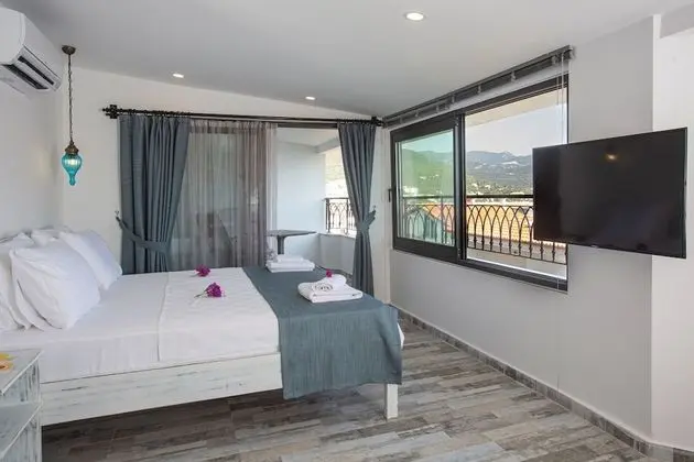 Honeymoon Room with Sea View & Jacuzzi 1