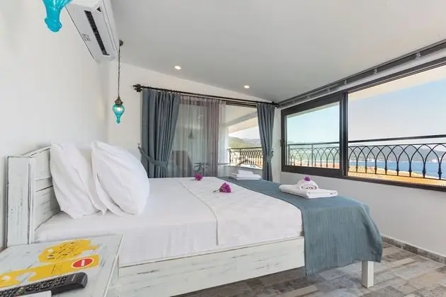 Honeymoon Room with Sea View & Jacuzzi 1