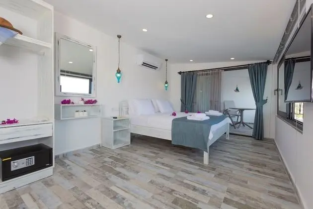 Honeymoon Room with Sea View & Jacuzzi 1