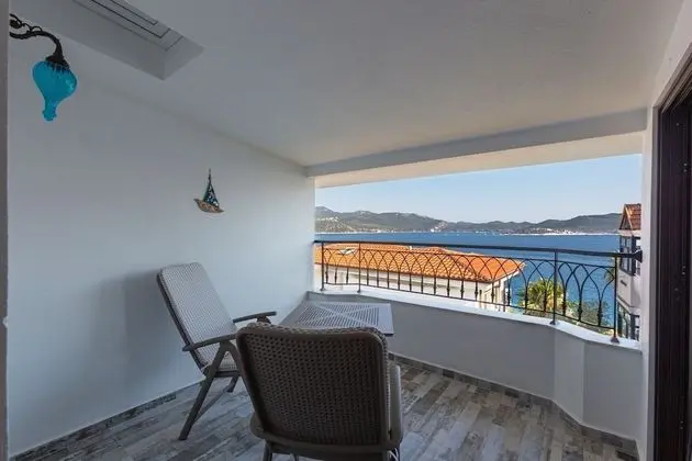 Honeymoon Room with Sea View & Jacuzzi 1