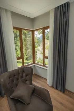 Corner Suite, Göl Manzaralı, Balkonlu