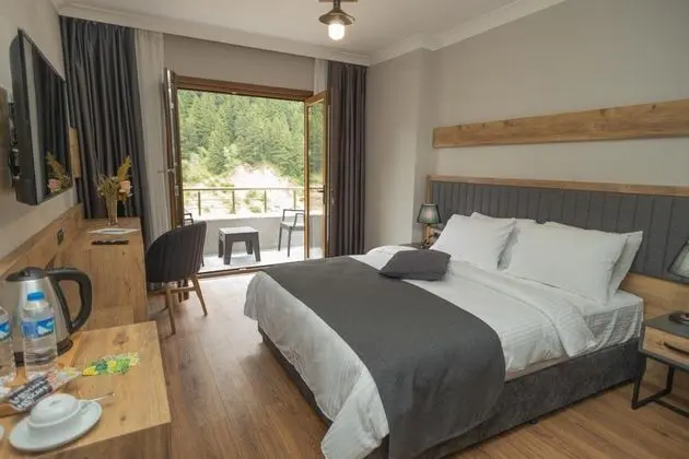 Corner Suite, Göl Manzaralı, Balkonlu