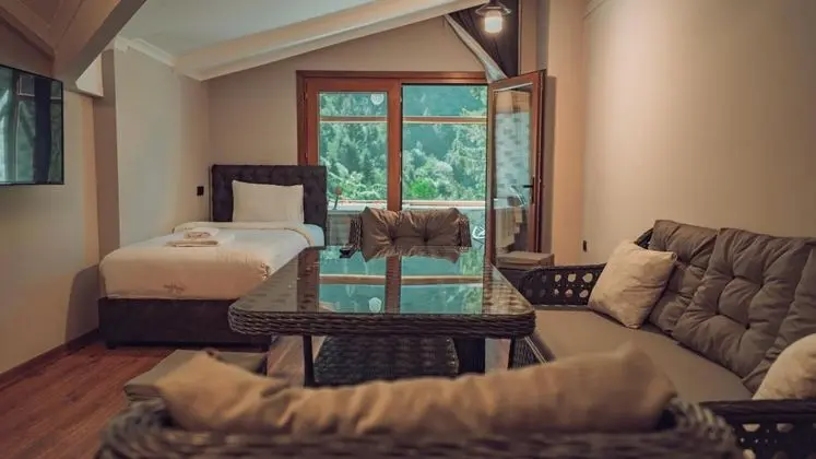 Jakuzili Suit Oda, Göl Manzaralı, Jakuzili