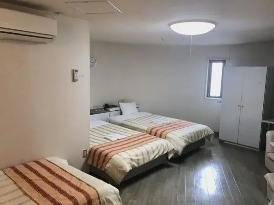 Üç Kişilik Oda, Sigara İçilebilir