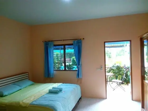 Standard Queen Room with Pool View