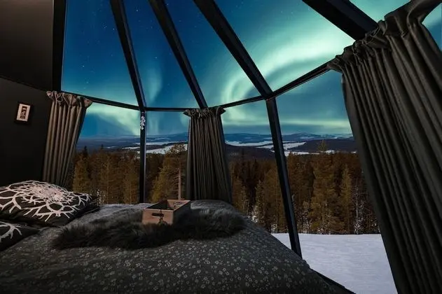 Mountain Glass Room (No in-room shower)