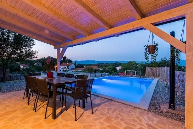 Ev (Peace - rustic with pool - H(4+2))