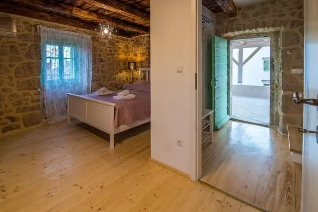 Ev (Peace - rustic with pool - H(4+2))