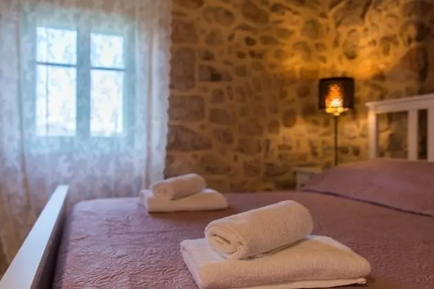 Ev (Peace - rustic with pool - H(4+2))