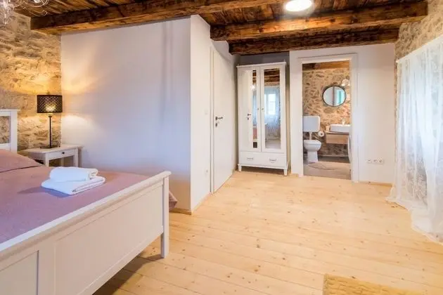 Ev (Peace - rustic with pool - H(4+2))