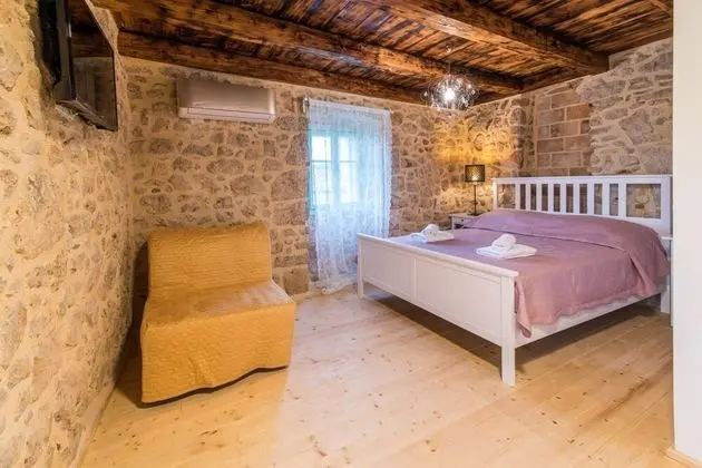Ev (Peace - rustic with pool - H(4+2))