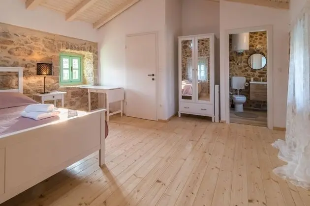 Ev (Peace - rustic with pool - H(4+2))