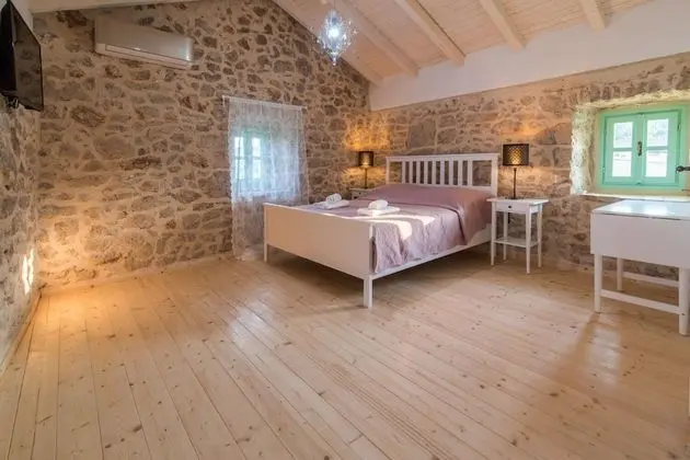 Ev (Peace - rustic with pool - H(4+2))