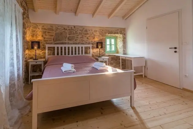 Ev (Peace - rustic with pool - H(4+2))
