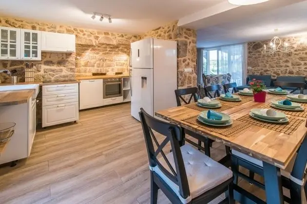 Ev (Peace - rustic with pool - H(4+2))