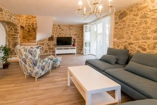 Ev (Peace - rustic with pool - H(4+2))