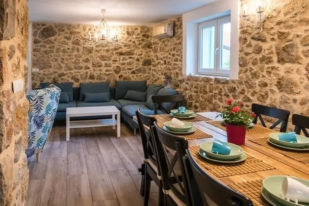 Ev (Peace - rustic with pool - H(4+2))