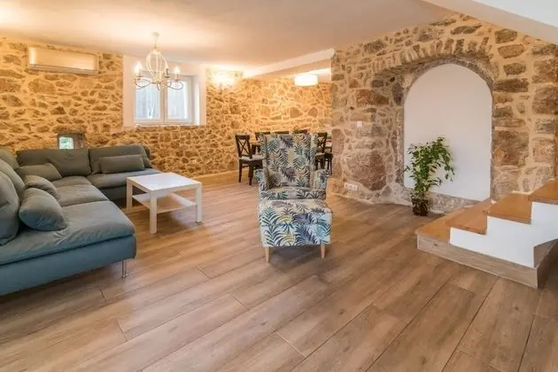 Ev (Peace - rustic with pool - H(4+2))