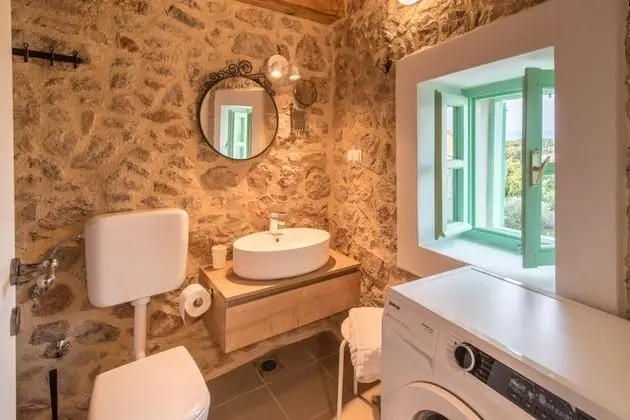 Ev (Peace - rustic with pool - H(4+2))