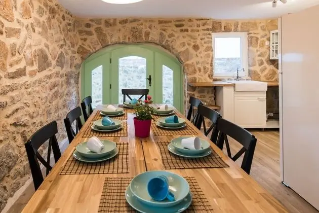 Ev (Peace - rustic with pool - H(4+2))