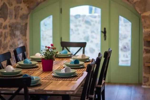 Ev (Peace - rustic with pool - H(4+2))