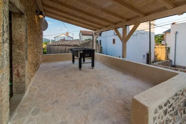 Ev (Peace - rustic with pool - H(4+2))