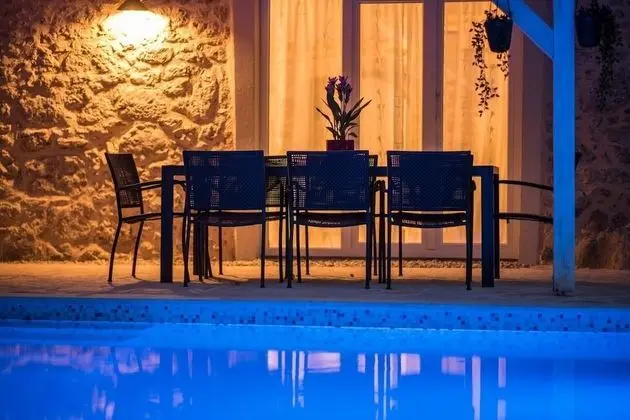 Ev (Peace - rustic with pool - H(4+2))