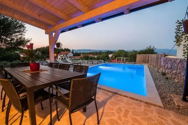 Ev (Peace - rustic with pool - H(4+2))