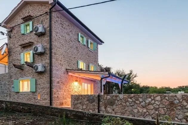 Ev (Peace - rustic with pool - H(4+2))