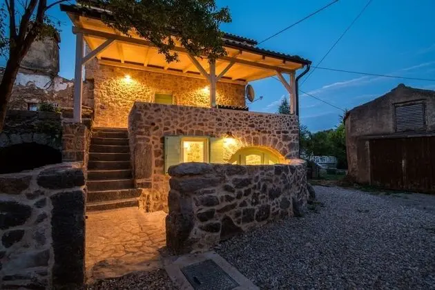 Ev (Peace - rustic with pool - H(4+2))
