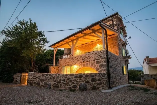 Ev (Peace - rustic with pool - H(4+2))