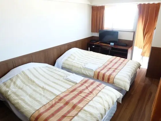 İki Ayrı Yataklı Oda, Köşe