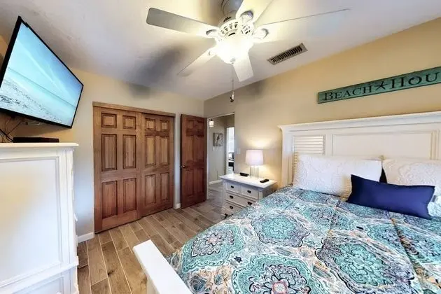 Ev (Peacock Bungalow - left)