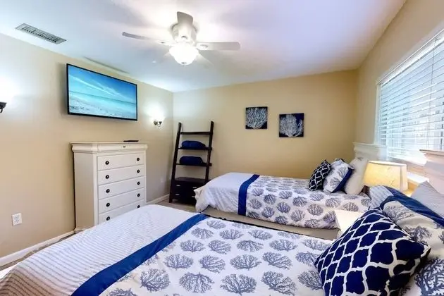 Ev (Peacock Bungalow - left)