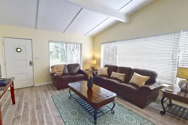 Ev (Peacock Bungalow - left)