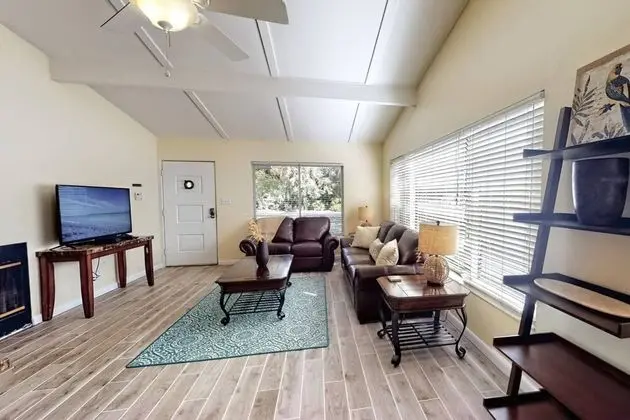 Ev (Peacock Bungalow - left)