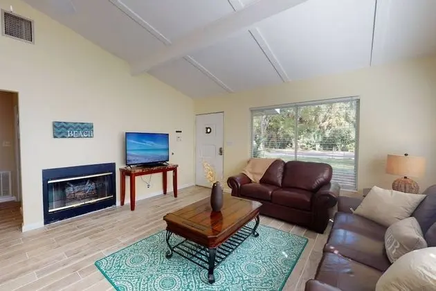 Ev (Peacock Bungalow - left)