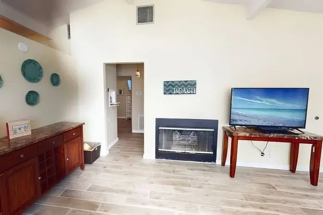 Ev (Peacock Bungalow - left)