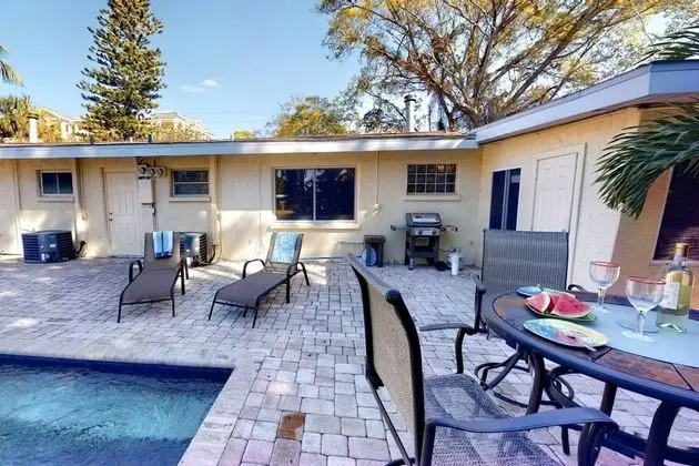 Ev (Peacock Bungalow - left)