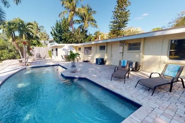 Ev (Peacock Bungalow - left)