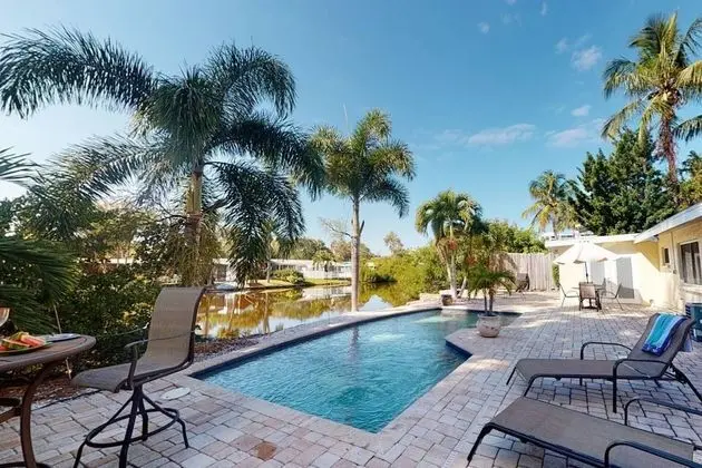 Ev (Peacock Bungalow - left)